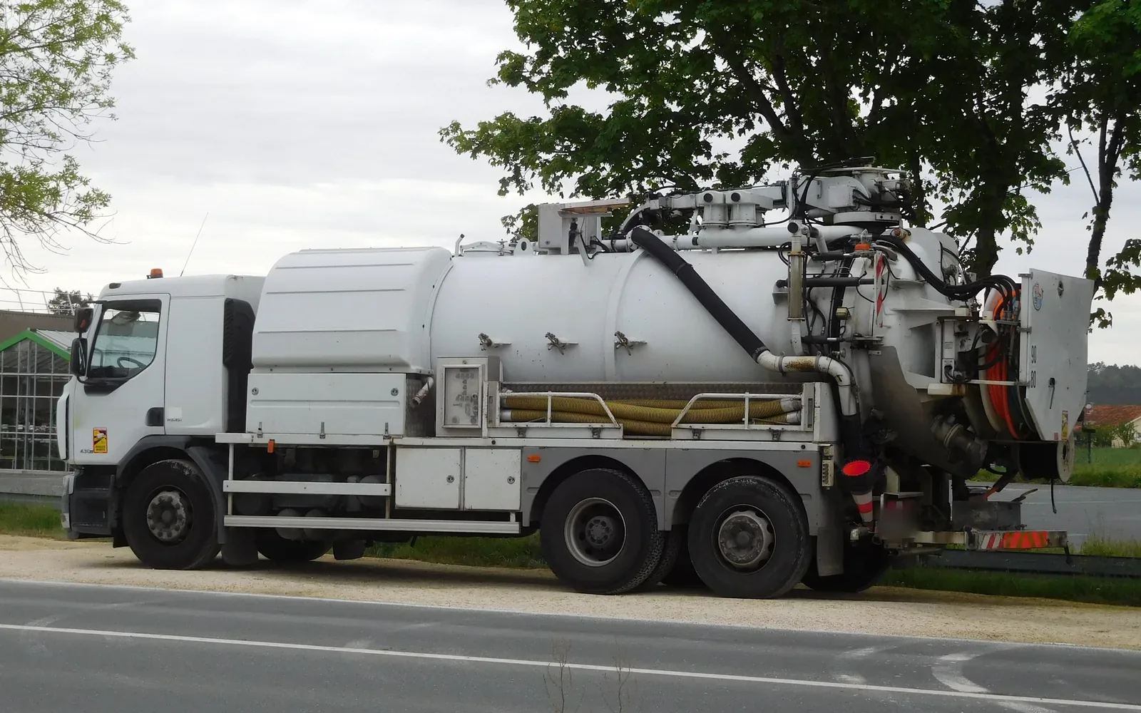 Camion de vidange dans une rue de village