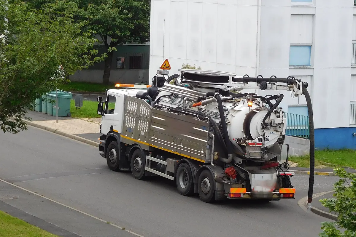 Le camion se gare au plus près