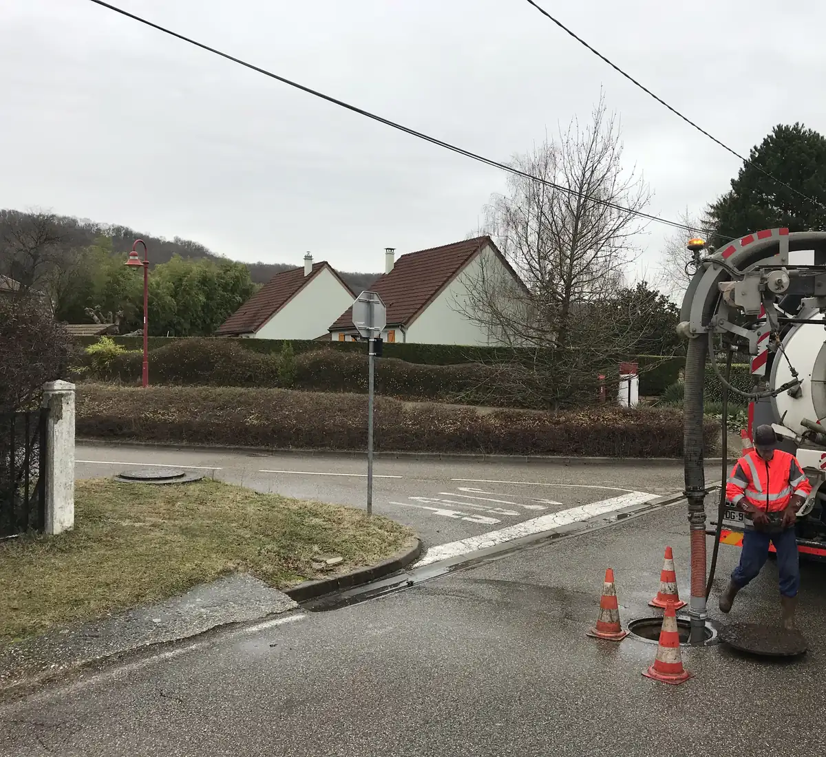 Camion de vidange dans une rue de village