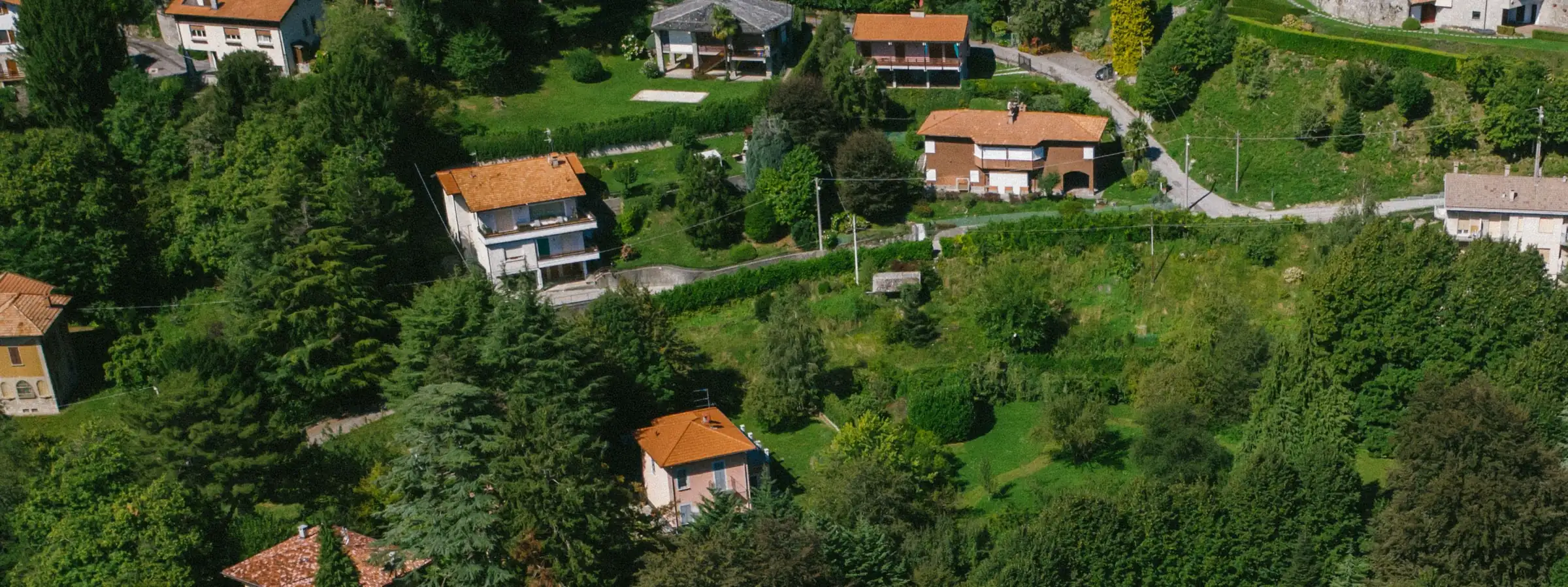 Maison de campagne et son jardin vus du ciel