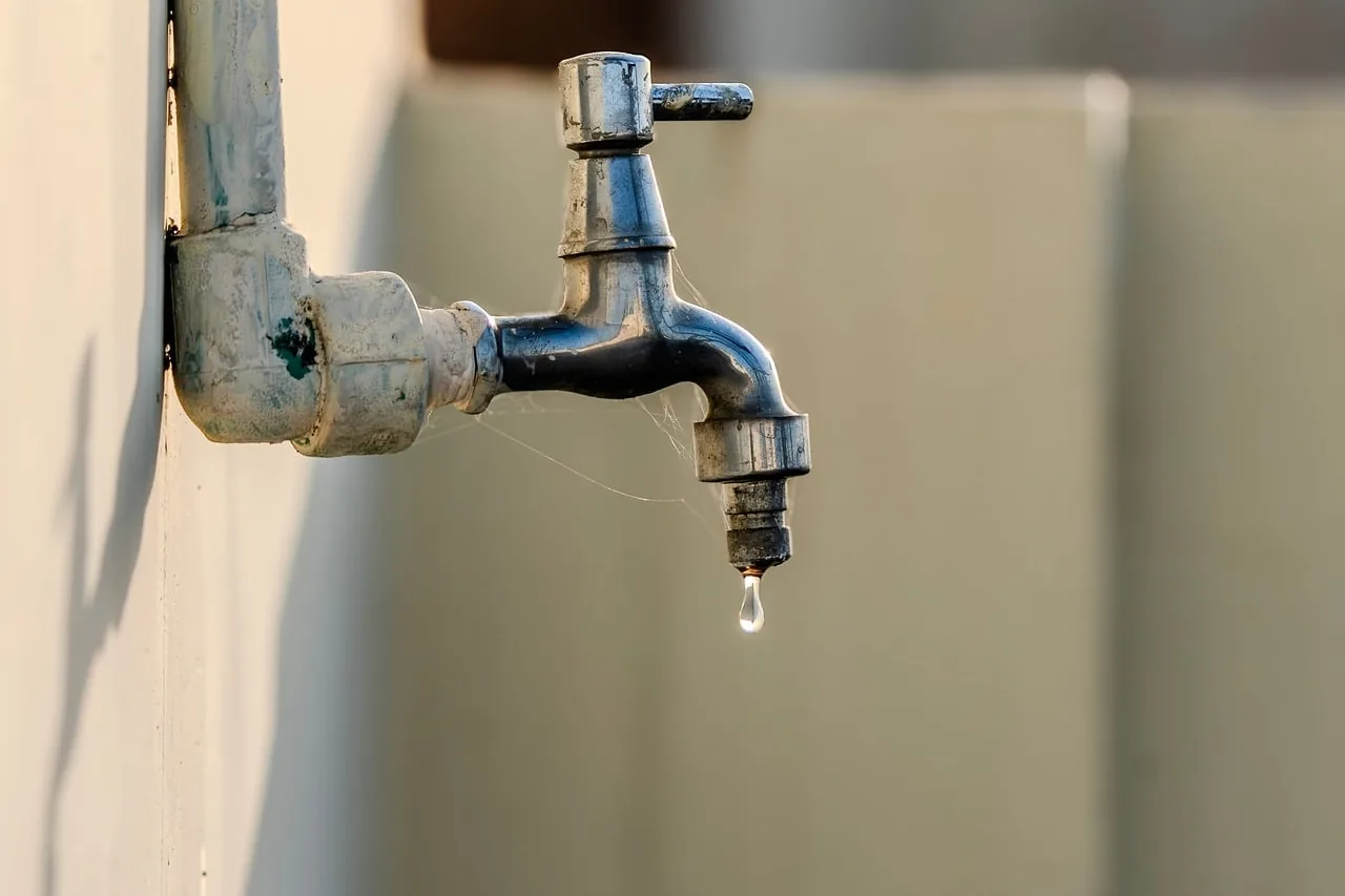 Réparer une petite fuite d&rsquo;eau soi-même, guide pratique
