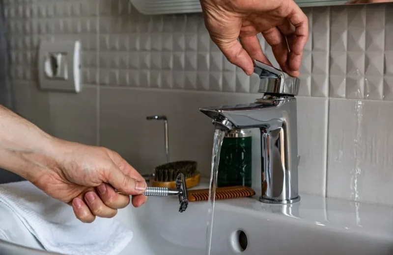 Remplacer un robinet mitigeur de lavabo : guide pratique