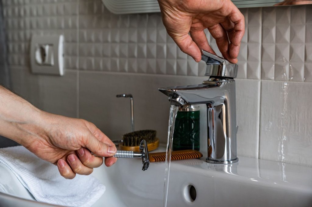 Remplacer un robinet mitigeur de lavabo : guide pratique